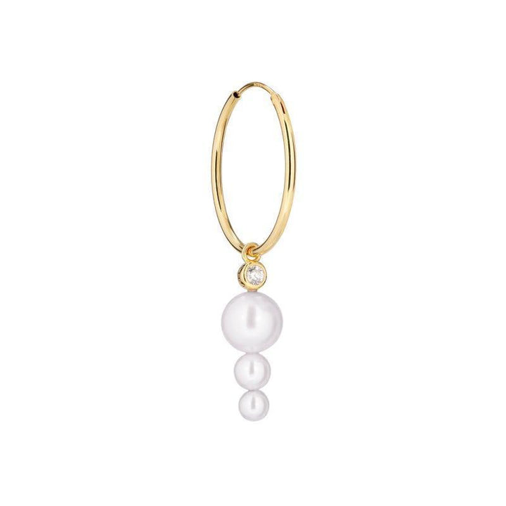 Toujours Hoop with Pearls zeigt einen eleganten goldfarbenen Hoop mit drei weißen Perlen und einem klaren Stein. Modell SS2112-SS2112-1