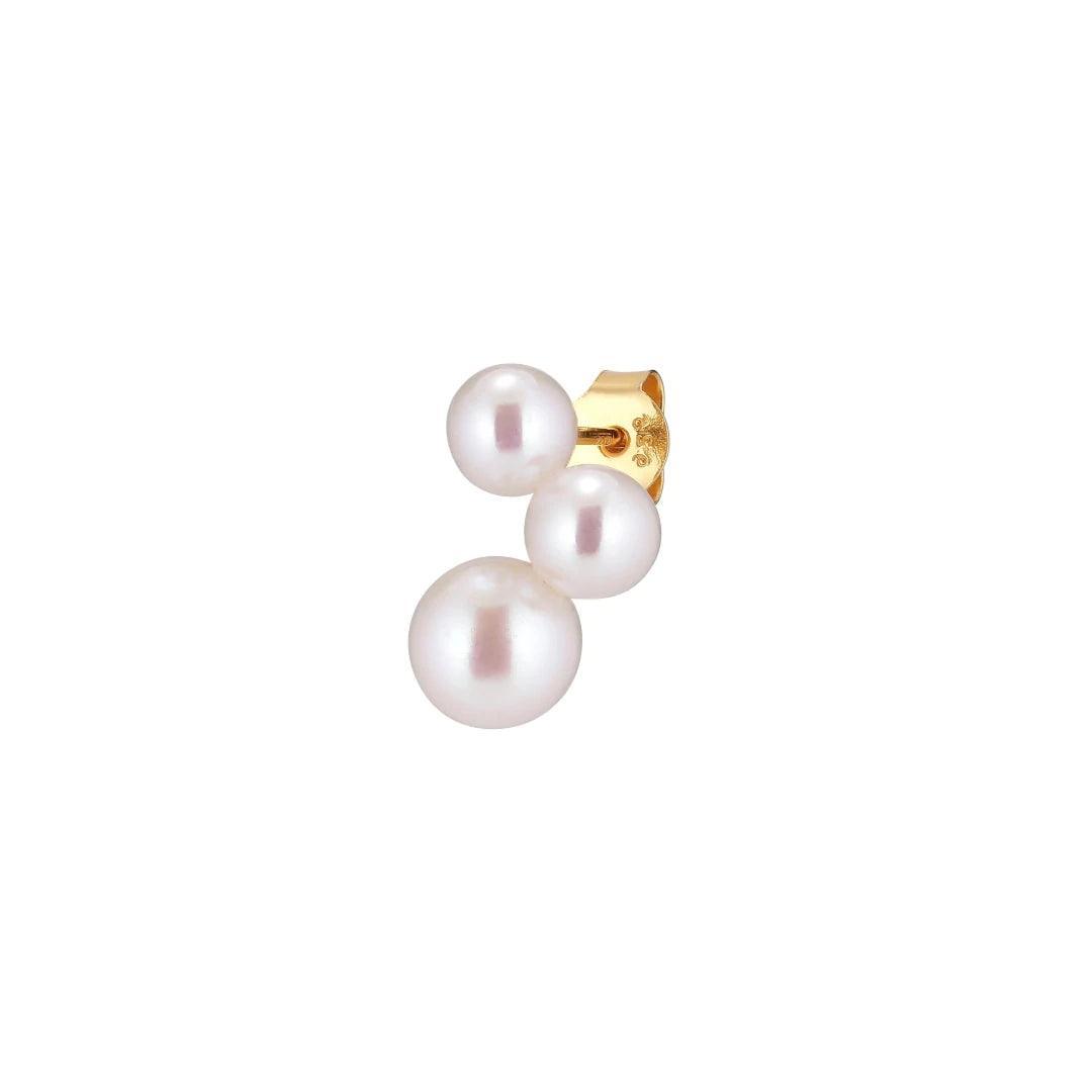 Der Trois Left Pearl Earring zeigt einen vergoldeten Ohrring mit drei weißen Süßwasserperlen. Modell FW2124