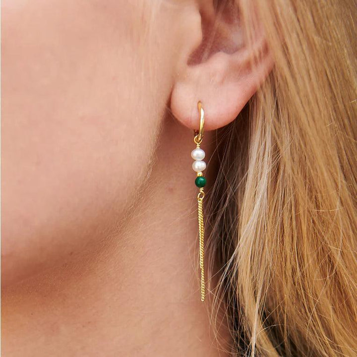 wioga-adona-earrings-silver-gold zeigt einen eleganten Ohrring im silbervergoldeten Look mit Perlen und grünen Details. Modell e-8153-gp