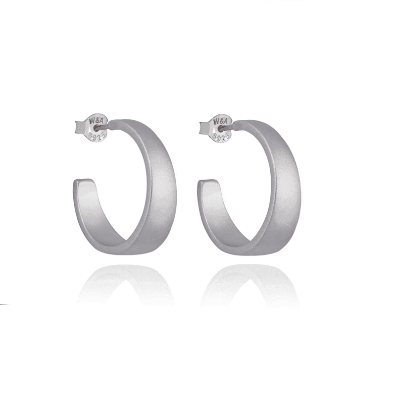 wioga Chickie-Ohrringe, offene Creolen aus mattem Silber, Vorderansicht. Modell E-1170-S