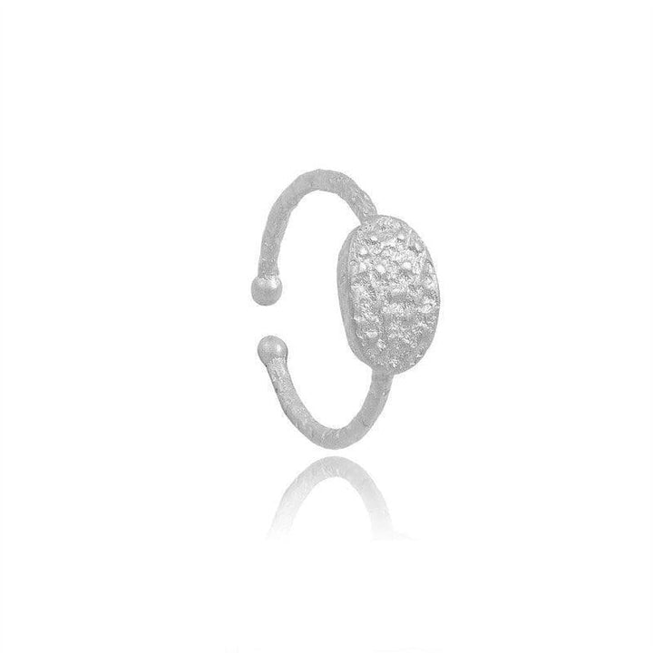 wioga Greta Ring R-8022-S zeigt einen silberfarbenen verstellbaren Ring mit rustikaler Textur und ovalen Details. Modell R-8022-S-002-1.