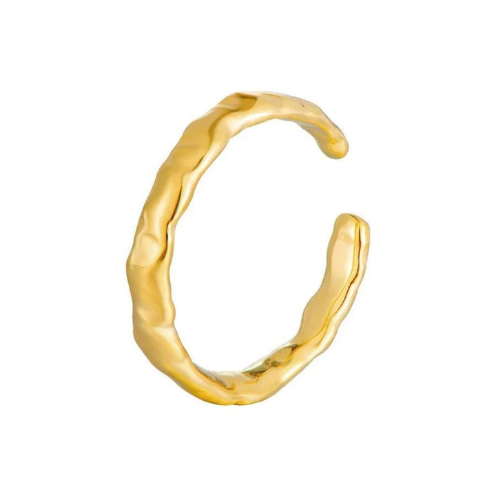 wioga Ingeborg-Ring aus vergoldetem Silber mit organischer, wellenförmiger Struktur und glänzender goldener Oberfläche. Modell R-8148-GP