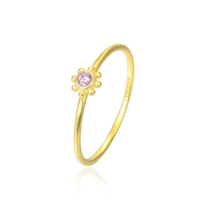 wioga Rosa kleiner Sonnenring mit kleinem rosa Stein, schmaler Goldring mit Sonnenmotiv. Modell R-4004-GP-001